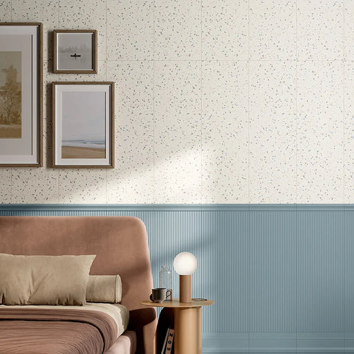 Camera da letto elegante con rivestimento in gres porcellanato effetto graniglia della collezione Brio di Ceramica Rondine, formato 33,3x100 cm, colore Confetti