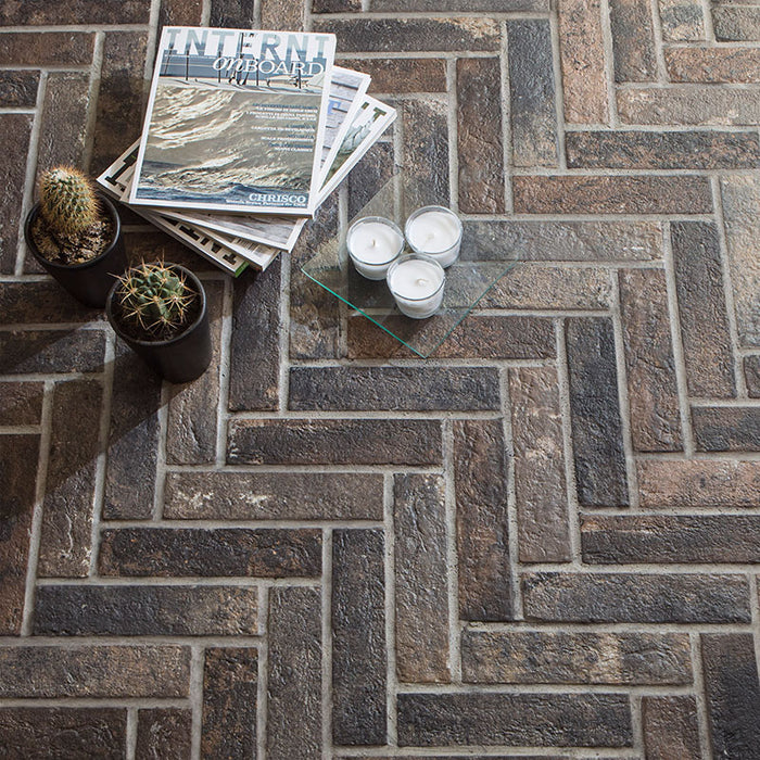 Dettaglio pavimento in gres porcellanato effetto mattoncino opaco 6x25 cm della collezione Bristol, colore Dark di Ceramica Rondine