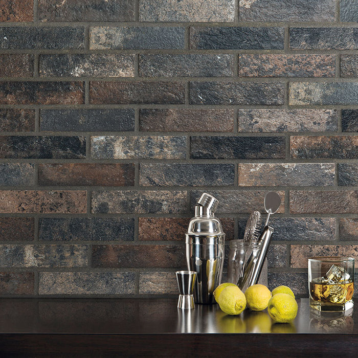 Dettaglio cucina con rivestimento in gres porcellanato effetto mattoncino opaco 6x25 cm della collezione Bristol, colore Dark di Ceramica Rondine