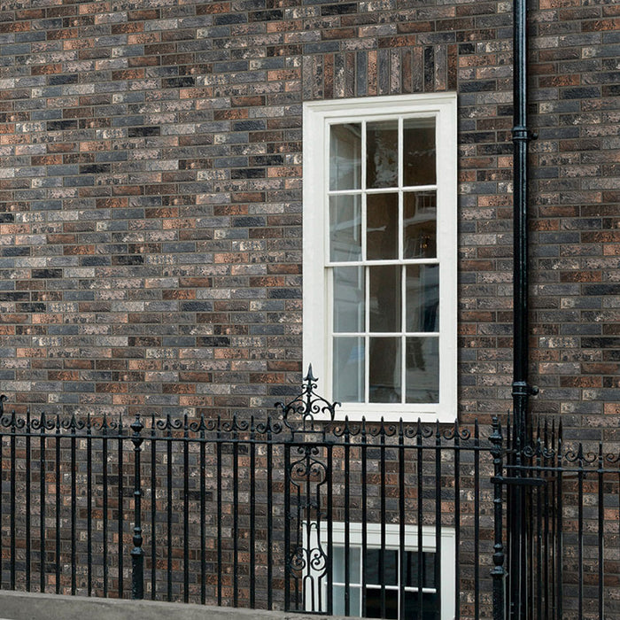 Facciata esterna con rivestimento in gres porcellanato effetto mattoncino opaco 6x25 cm della collezione Bristol, colore Dark di Ceramica Rondine