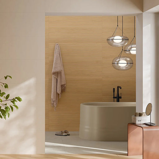Bagno con vasca e rivestimento in gres porcellanato effetto cannettato in legno a rilievo della collezione Brio di Ceramica Rondine, formato 33,3x100 cm, colore Shanghai Essenza
