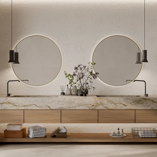 bagno moderno con mobile in legno e marmo, rivestimento bagno in gres porcellanato effetto a rilievo della collezione Brio di Ceramica Rondine, formato 33,3x100 cm, colore Eterno