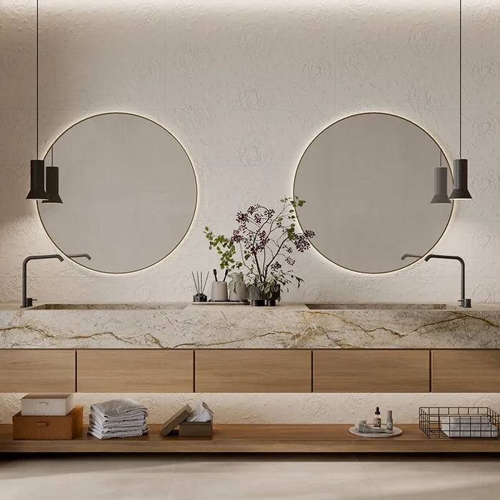 bagno moderno con mobile in legno e marmo, rivestimento bagno in gres porcellanato effetto a rilievo della collezione Brio di Ceramica Rondine, formato 33,3x100 cm, colore Eterno