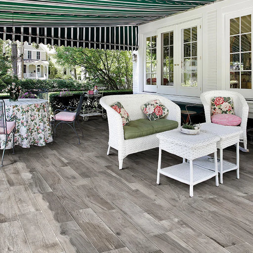 Gazebo esterno con pavimento esterno in gres porcellanato effetto legno rovere della collezione Hard & Soft di Ceramica Rondine, formato 15x61 cm, colore Hard Grey