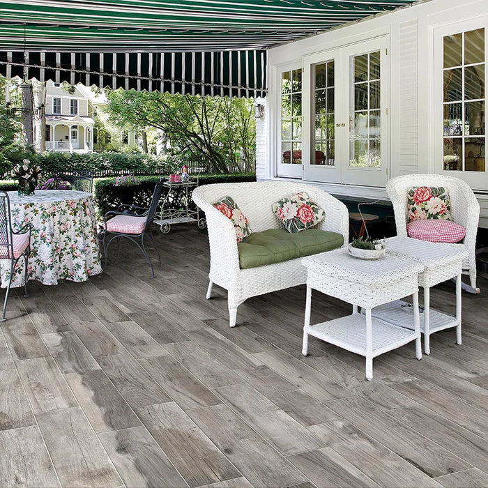 Gazebo esterno con pavimento esterno in gres porcellanato effetto legno rovere della collezione Hard & Soft di Ceramica Rondine, formato 15x61 cm, colore Hard Grey