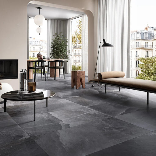 Soggiorno moderno con pavimento in gres porcellanato effetto marmo naturale della collezione Himalaya di Ceramica Rondine, formato 60x120 cm, colore Black