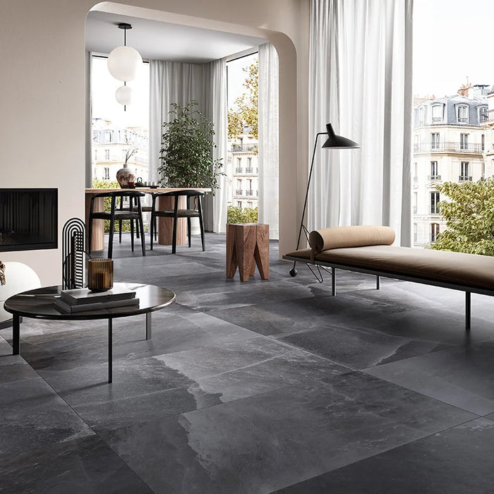 Soggiorno moderno con pavimento in gres porcellanato effetto marmo naturale della collezione Himalaya di Ceramica Rondine, formato 60x120 cm, colore Black