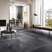 Soggiorno moderno con pavimento in gres porcellanato effetto marmo naturale della collezione Himalaya di Ceramica Rondine, formato 60x120 cm, colore Black