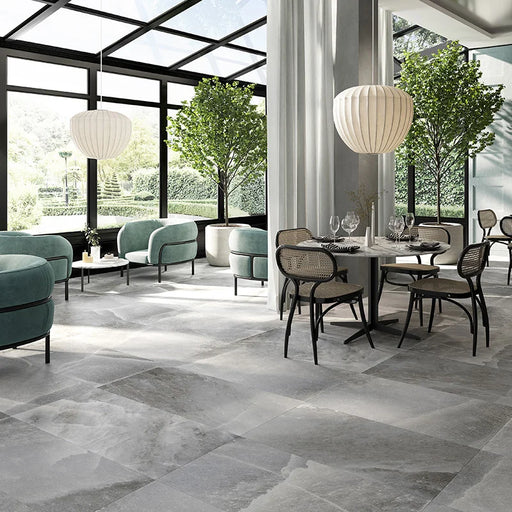Ristorante elegante di lusso con pavimento in gres porcellanato effetto marmo naturale della collezione Himalaya di Ceramica Rondine, formato 60x120 cm, colore Grey