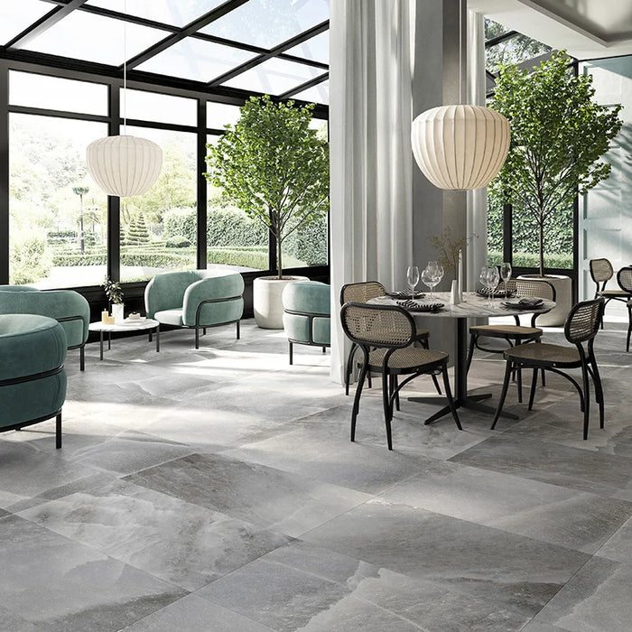 Ristorante elegante di lusso con pavimento in gres porcellanato effetto marmo naturale della collezione Himalaya di Ceramica Rondine, formato 60x120 cm, colore Grey