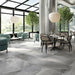 Ristorante elegante di lusso con pavimento in gres porcellanato effetto marmo naturale della collezione Himalaya di Ceramica Rondine, formato 60x120 cm, colore Grey