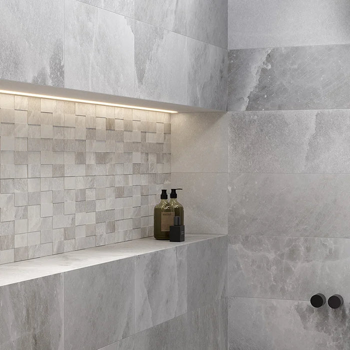 Doccia con rivestimento in gres porcellanato effetto marmo naturale della collezione Himalaya di Ceramica Rondine, formato 30x60 cm, colore Light Grey