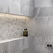Doccia con rivestimento in gres porcellanato effetto marmo naturale della collezione Himalaya di Ceramica Rondine, formato 30x60 cm, colore Light Grey