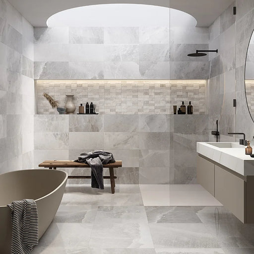 Bagno moderno con rivestimento in gres porcellanato effetto marmo naturale della collezione Himalaya di Ceramica Rondine, formato 30x60 cm, colore Light Grey
