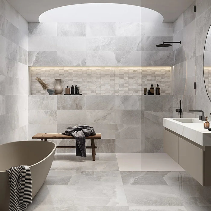 Bagno moderno con rivestimento in gres porcellanato effetto marmo naturale della collezione Himalaya di Ceramica Rondine, formato 30x60 cm, colore Light Grey