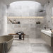 Bagno moderno con rivestimento in gres porcellanato effetto marmo naturale della collezione Himalaya di Ceramica Rondine, formato 30x60 cm, colore Light Grey