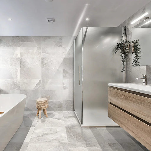 Bagno moderno con pavimento in gres porcellanato effetto marmo levigato lucido della collezione Himalaya di Ceramica Rondine, formato 60x60 cm, colore Light Grey