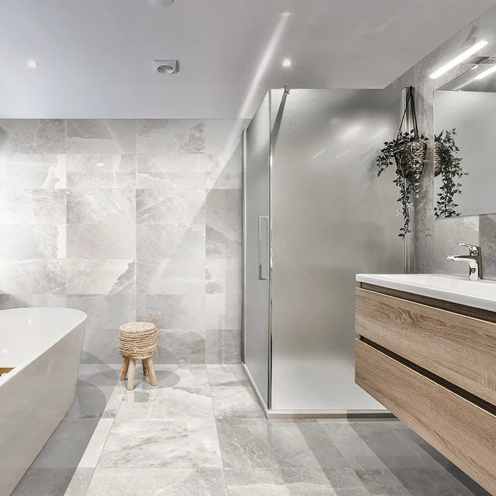 Bagno moderno con pavimento in gres porcellanato effetto marmo levigato lucido della collezione Himalaya di Ceramica Rondine, formato 60x60 cm, colore Light Grey
