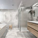 Bagno moderno con pavimento in gres porcellanato effetto marmo levigato lucido della collezione Himalaya di Ceramica Rondine, formato 60x60 cm, colore Light Grey