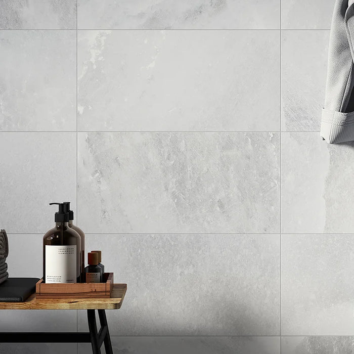 Dettaglio rivestimento in gres porcellanato effetto marmo naturale della collezione Himalaya di Ceramica Rondine, formato 30x60 cm, colore White