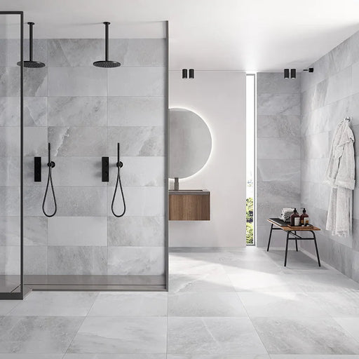 Bagno moderno con pavimento in gres porcellanato effetto marmo naturale della collezione Himalaya di Ceramica Rondine, formato 60x60 cm, colore White