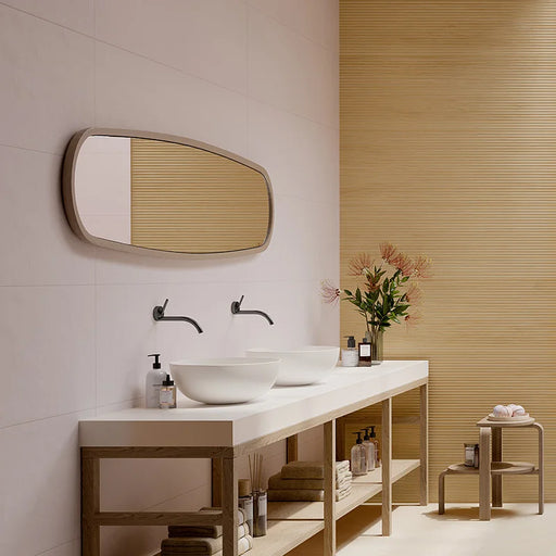 Bagno moderno con rivestimento in gres porcellanato effetto tinta unita della collezione Brio di Ceramica Rondine, formato 33,3x100 cm, colore Malva