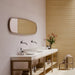 Bagno moderno con rivestimento in gres porcellanato effetto tinta unita della collezione Brio di Ceramica Rondine, formato 33,3x100 cm, colore Malva