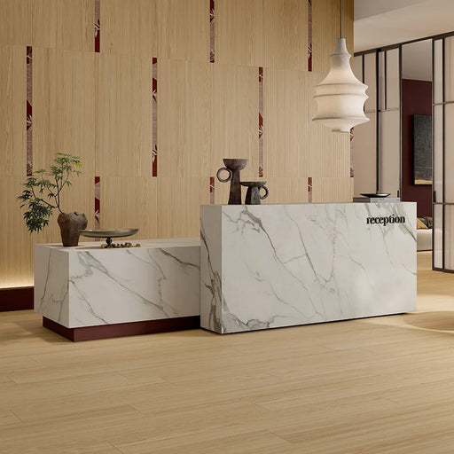 Reception moderna con pavimento in gres porcellanato effetto legno della collezione Oku di Ceramica Rondine, formato 24x150 cm, colore Modern Light