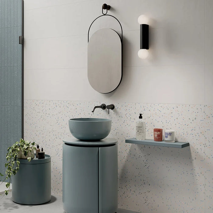 Bagno con mobiletto di design azzurro e rivestimento in gres porcellanato effetto tinta unita della collezione Brio di Ceramica Rondine, formato 33,3x100 cm, colore Neutro