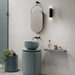 Bagno con mobiletto di design azzurro e rivestimento in gres porcellanato effetto tinta unita della collezione Brio di Ceramica Rondine, formato 33,3x100 cm, colore Neutro