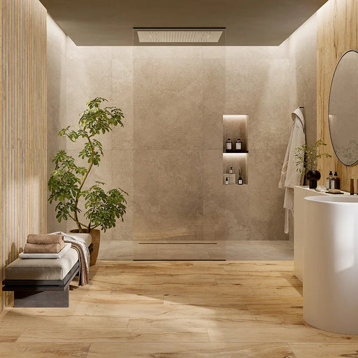 Bagno moderno con pavimento in gres porcellanato effetto legno della collezione Oku di Ceramica Rondine, formato 20x120 cm, colore Vintage Raw