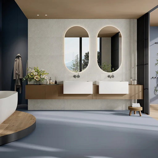 Bagno moderno con pavimento in gres porcellanato effetto resina della collezione Pastel X di Ceramica Rondine, formato 60x120 cm, colore Celeste