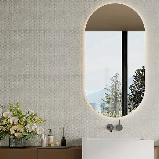Dettaglio mobile bagno marrone con rivestimento in gres porcellanato effetto resina 3D a rilievo della collezione Pastel X di Ceramica Rondine, formato 60x120 cm, colore Zen Seta