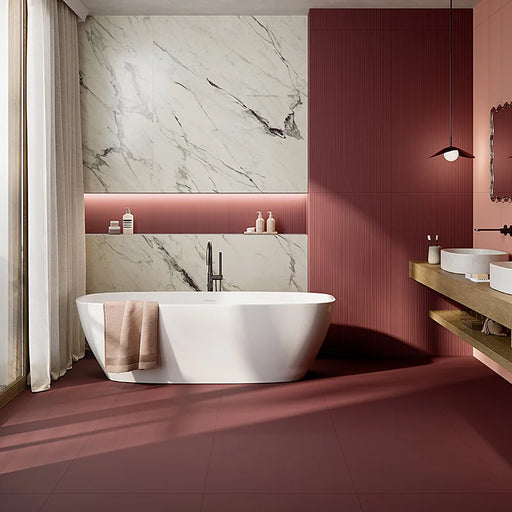 Bagno moderno con pavimento in gres porcellanato effetto resina della collezione Pastel X di Ceramica Rondine, formato 60x120 cm, colore Burgundy