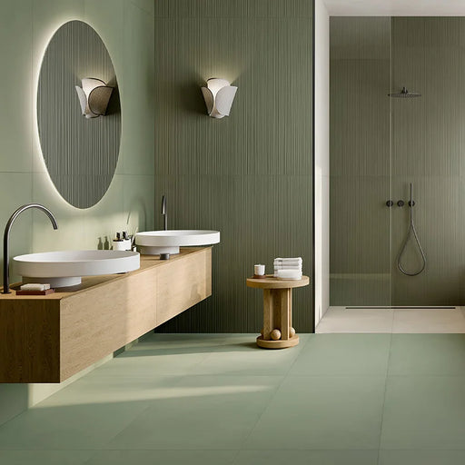Bagno moderno con pavimento in gres porcellanato effetto resina della collezione Pastel X di Ceramica Rondine, formato 60x120 cm, colore Salvia
