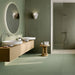 Bagno moderno con pavimento in gres porcellanato effetto resina della collezione Pastel X di Ceramica Rondine, formato 60x120 cm, colore Salvia