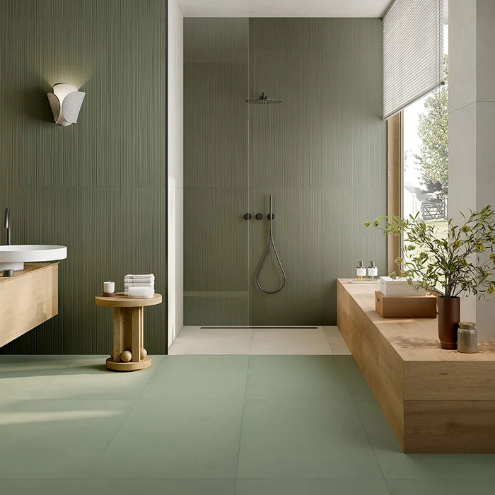 Bagno moderno con rivestimento in gres porcellanato effetto resina 3D a rilievo della collezione Pastel X di Ceramica Rondine, formato 60x120 cm, colore 3D Plissé Salvia