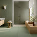 Bagno moderno con rivestimento in gres porcellanato effetto resina 3D a rilievo della collezione Pastel X di Ceramica Rondine, formato 60x120 cm, colore 3D Plissé Salvia