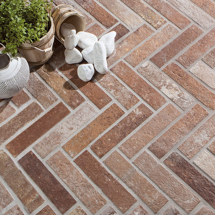 Dettaglio pavimento esterno in gres porcellanato effetto mattoncino opaco 6x25 cm della collezione Bristol, colore Red di Ceramica Rondine