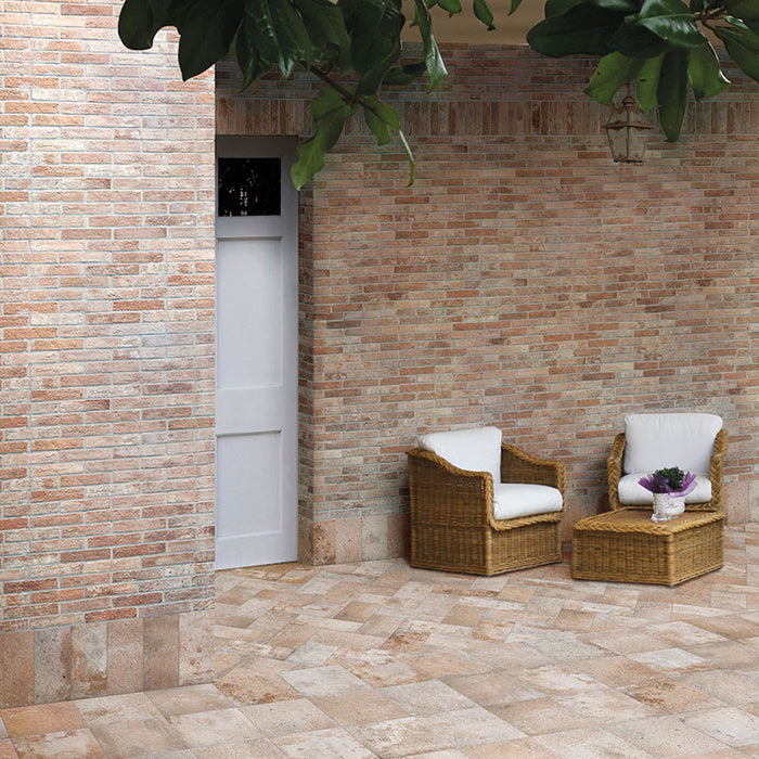 Muro esterno con rivestimento in gres porcellanato effetto mattoncino opaco 6x25 cm della collezione Bristol, colore Rust di Ceramica Rondine