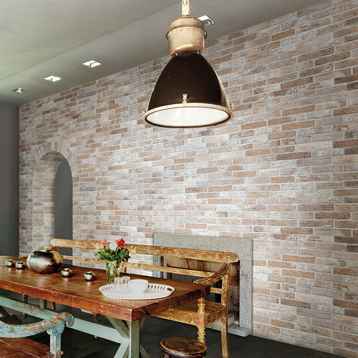 Sala da pranzo con rivestimento in gres porcellanato effetto mattoncino opaco 6x25 cm della collezione Bristol, colore Rust di Ceramica Rondine