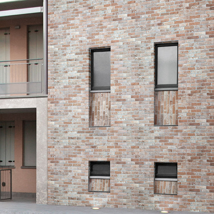 Esterno palazzo con rivestimento in gres porcellanato effetto mattoncino opaco 6x25 cm della collezione Bristol, colore Rust di Ceramica Rondine