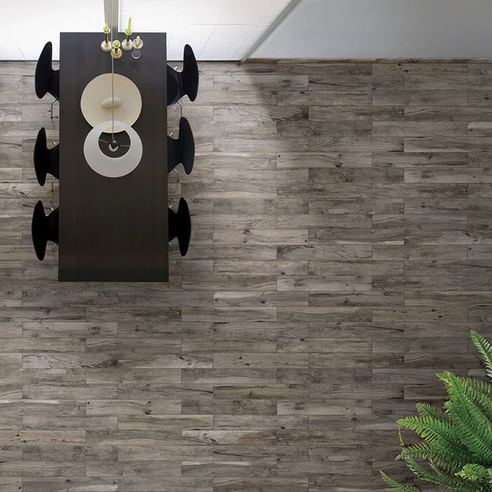 Soggiorno con pavimento e rivestimento in gres porcellanato effetto legno rovere della collezione Hard & Soft di Ceramica Rondine, formato 15x100 cm, colore Soft Ash