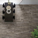 Soggiorno con pavimento e rivestimento in gres porcellanato effetto legno rovere della collezione Hard & Soft di Ceramica Rondine, formato 15x100 cm, colore Soft Ash