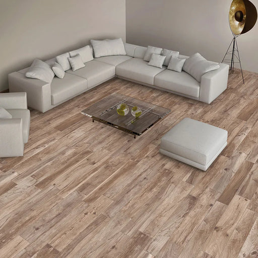 Soggiorno moderno minimal con pvimento in gres porcellanato effetto legno rovere della collezione Hard & Soft di Ceramica Rondine, formato 15x100 cm, colore Soft Brown