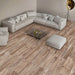Soggiorno moderno minimal con pvimento in gres porcellanato effetto legno rovere della collezione Hard & Soft di Ceramica Rondine, formato 15x100 cm, colore Soft Brown