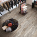 Negozio d'abbigliamento con pavimento in gres porcellanato effetto legno rovere della collezione Hard & Soft di Ceramica Rondine, formato 15x100 cm, colore Soft Greige