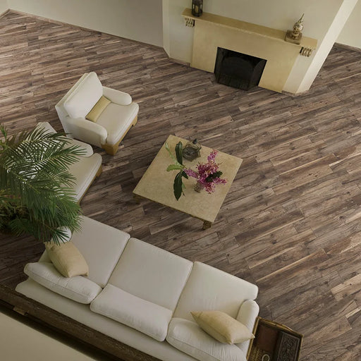 Soggiorno con camino e pavimento in gres porcellanato effetto legno rovere della collezione Hard & Soft di Ceramica Rondine, formato 15x100 cm, colore Soft Nut