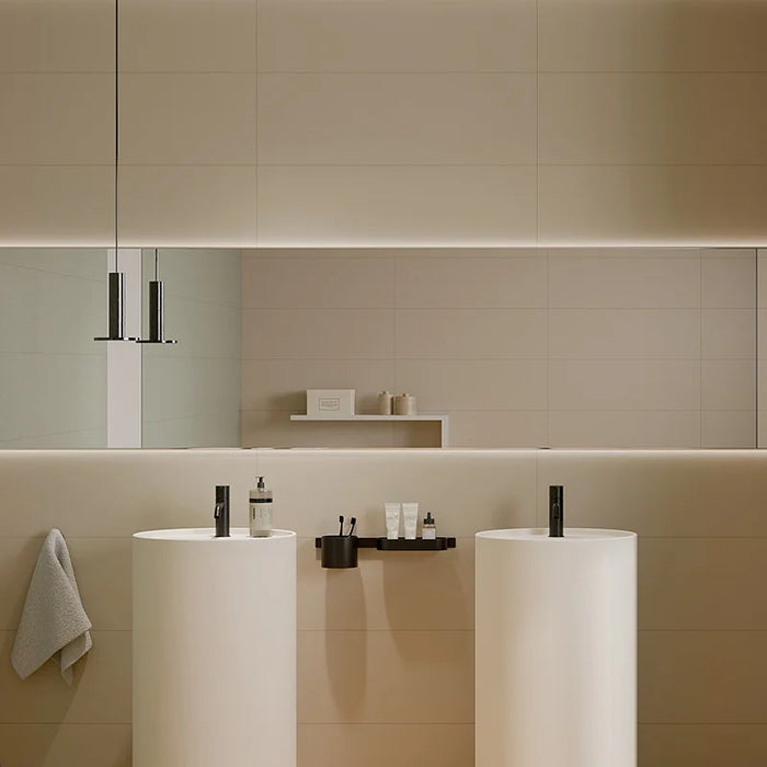 Bagno minimal con doppio lavabo e rivestimento in gres porcellanato effetto tinta unita della collezione Brio di Ceramica Rondine, formato 33,3x100 cm, colore Lino