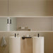 Bagno minimal con doppio lavabo e rivestimento in gres porcellanato effetto tinta unita della collezione Brio di Ceramica Rondine, formato 33,3x100 cm, colore Lino